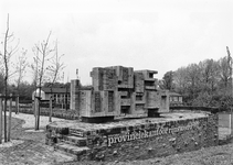 841261 Afbeelding van de baksteensculptuur Rijnsweerd bij het nieuwe Provinciehuis (Galileïlaan 15) te Utrecht.N.B. Het ...